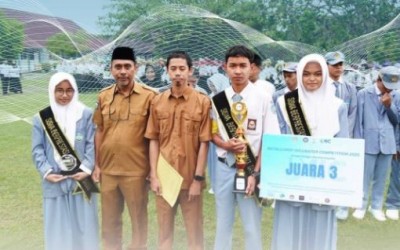 EMBERIAN PENGHARGAAN KEPADA SISWA BERPRESTASI