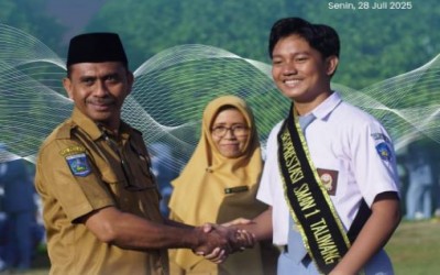 PEMBERIAN PENGHARGAAN KEPADA SISWA BERPRESTASI